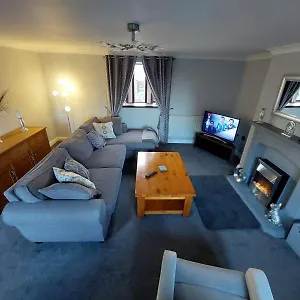The Farm House: Modern 2-bedroom With Secure Parking In Leeds Pudsey